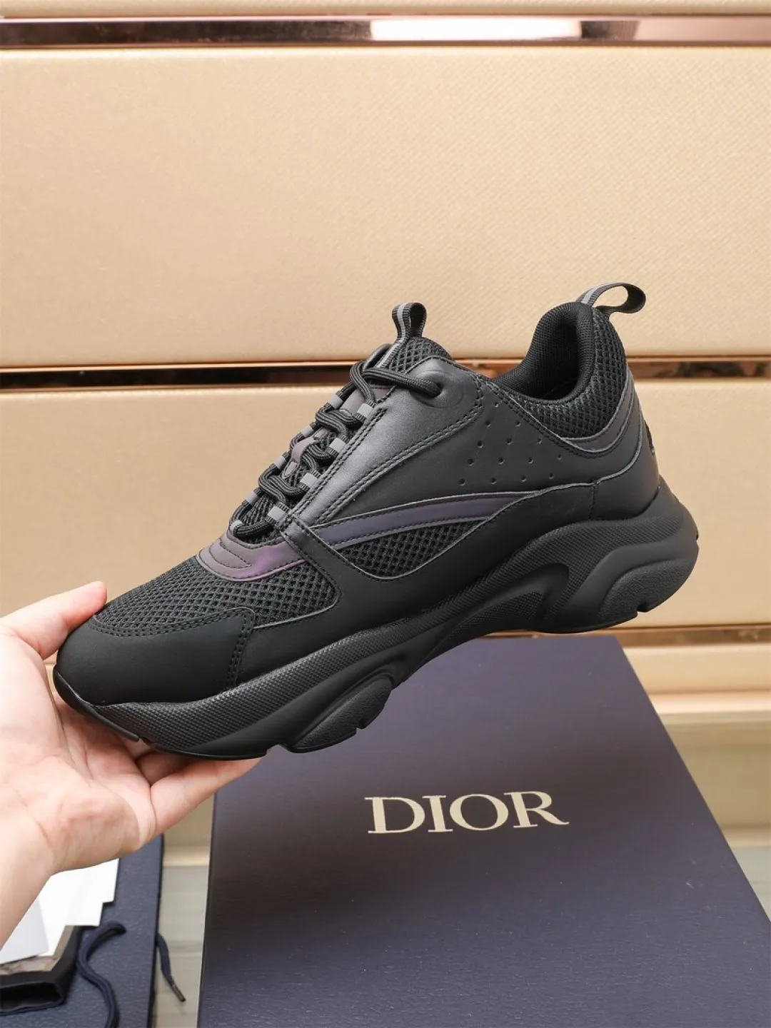 Men's shoes 💰P460💰【Dior】Dior✨ is online at the same time👏 This casual sneaker is a new product in the series and continues Di*r's classic style. The upper is made of original mesh and cow leather, with a two-color textured outsole, and the brand's iconic details on the rear collar and heel to enhance the style. Fashionable and versatile. Wear it with jeans or slacks for a casual look. Size: 38-44 (45 customized)